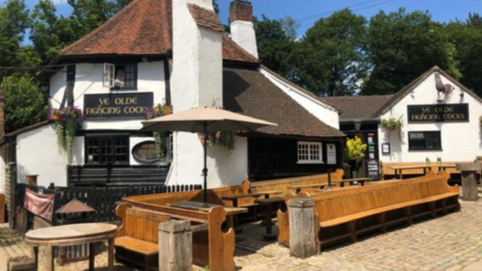 這間酒吧號稱「英國最古老」，於西元793年開業，營業時間至今長達1230年。（圖／翻攝自hertfordshiremercury）