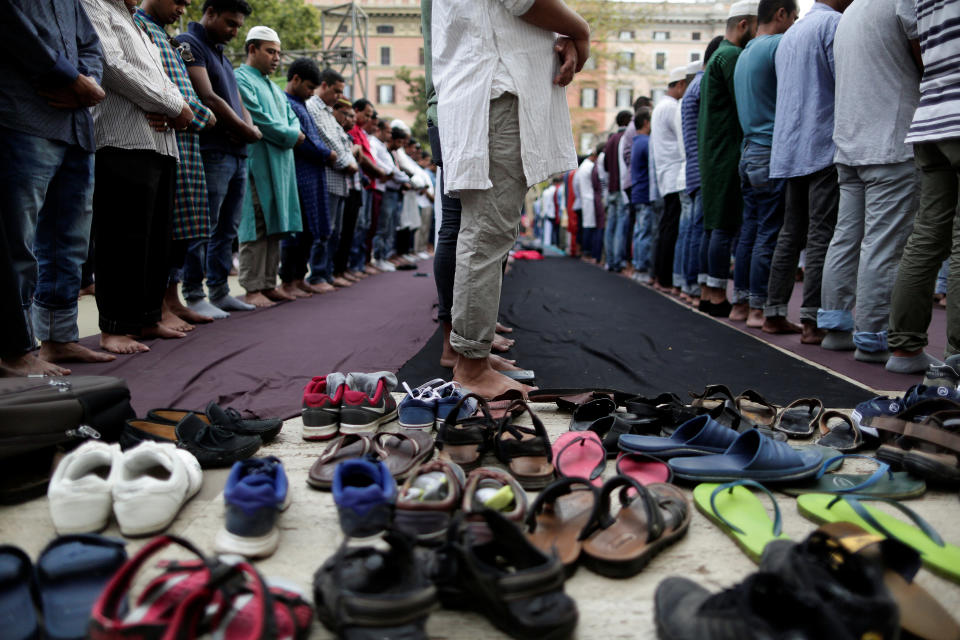 <p>People pray to mark Kurban-Ait, also known as Eid al-Adha in Arabic, in downtown Rome, Italy, Sept. 1, 2017. (Photo: Yara Nardi/Reuters) </p>