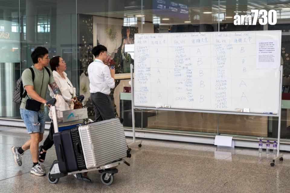 香港國際機場昨日發生電腦系統故障，航班電子顯示屏「全黑」，要靠人員手寫航班及行李資訊。(資料圖片/陳奕釗攝)