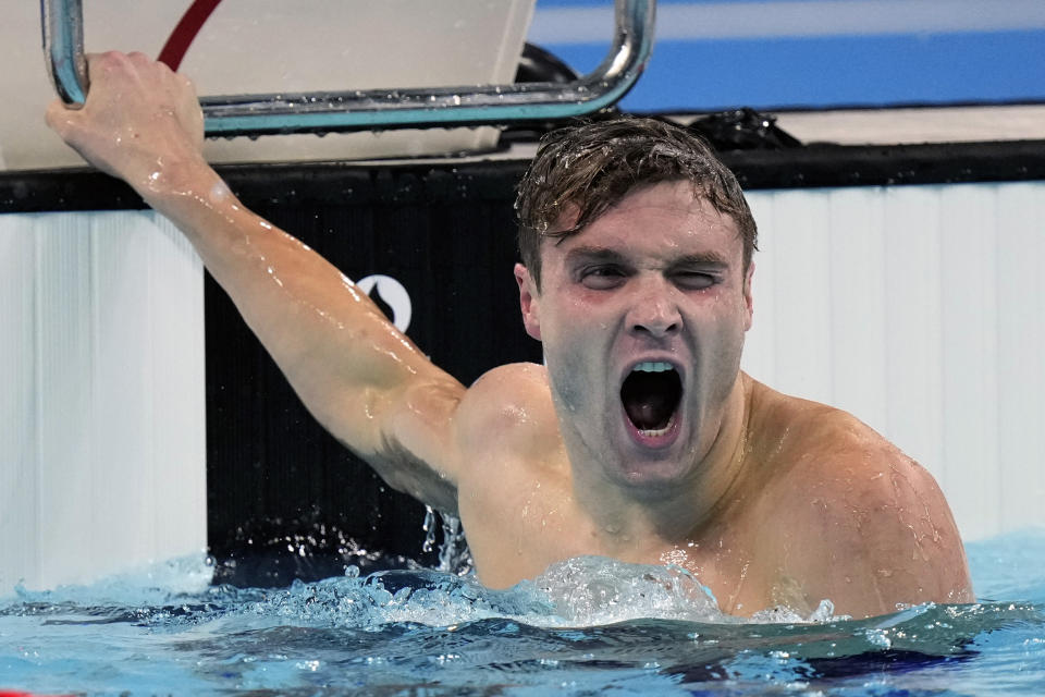 Bobby Finke dari Amerika Serikat merayakan kemenangannya atas medali emas dalam final gaya bebas 1500 meter putra di Olimpiade Musim Panas di Nanterre, Prancis, Minggu, 4 Agustus 2024. (Foto AP/Brynn Anderson)