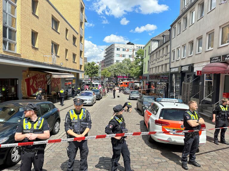 Agentes de la policía acordonaron la zona cercana de Reeperbahn, Hamburgo, tras el incidente con un hombre que portaba un pico y una molotov