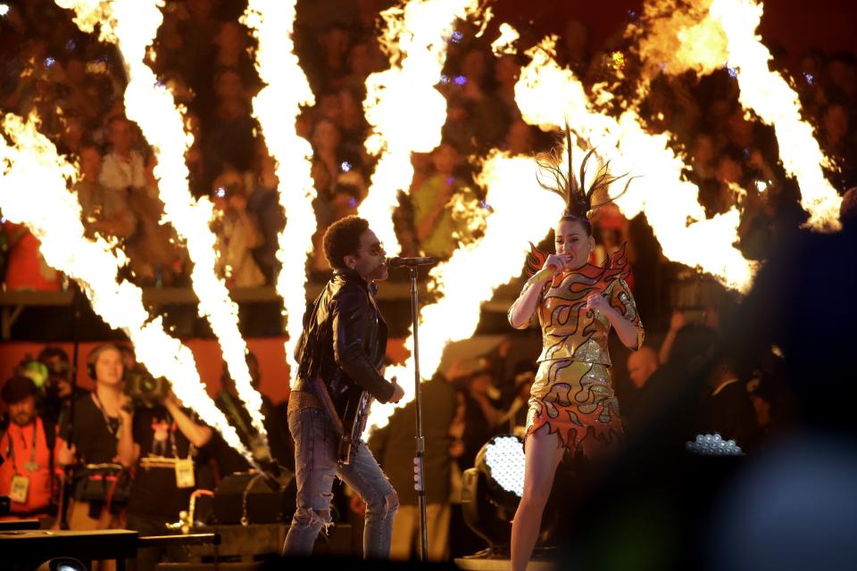 Katy Perry, right, and Lenny Kravitz perform during halftime of NFL Super Bowl XLIX football game Sunday, Feb. 1, 2015, in Glendale, Ariz. (AP Photo/Matt Slocum)