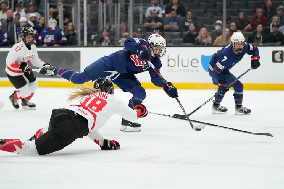 The Canadian women's hockey team lost 5-2 to the United States on Saturday in Los Angeles, dropping to 0-2 in the Rivalry Series.