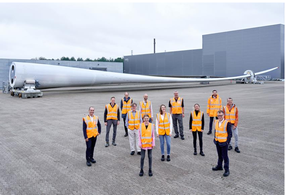 The second ZEBRA blade seen at LM Wind Powers Lunderskov facility alongside consortium leaders.