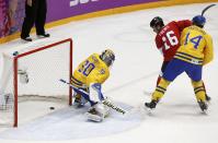 Canada's Jonathan Toews (16) scores on Sweden's goalie Henrik Lundqvist (L) as Sweden's Patrik Berglund defends during the first period of the men's ice hockey gold medal game at the 2014 Sochi Winter Olympic Games, February 23, 2014. REUTERS/Grigory Dukor (RUSSIA - Tags: TPX IMAGES OF THE DAY SPORT OLYMPICS SPORT ICE HOCKEY)