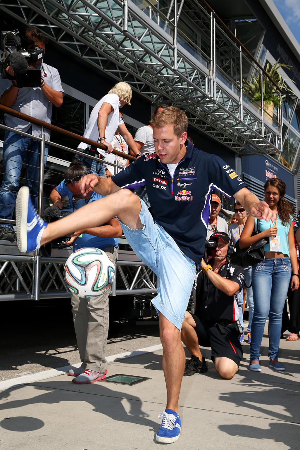 Formel-1-Weltmeister Sebastian Vettel ist gebürtiger Hesse und von klein auf Fan von Eintracht Frankfurt. Der Bundesligist nahm den Rennfahrer mittlerweile als Ehrenmitglied auf. "Ich fühle mich nicht als irgendetwas Besonderes, ich bin einer aus der Kurve", so Vettel in der "FAZ". (Bild-Copyright: Getty Images)