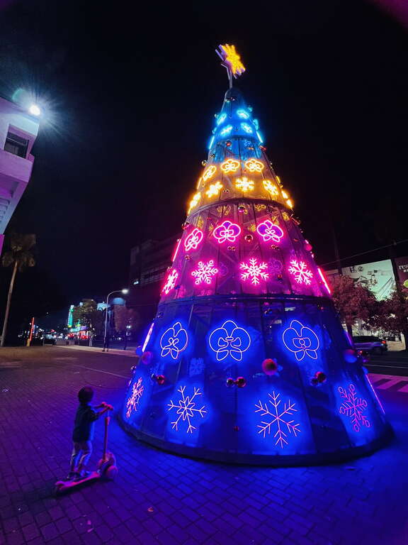 新營文化中廣場聖誕樹（圖片來源：臺南市政府）