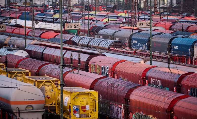 Freight wagons line up on the tracks of the Hagen-Vorhalle freight station. The German Train Drivers' Union (GDL) has called the first strike lasting several days in the current wage dispute with Deutsche Bahn and other companies. Bernd Thissen/dpa