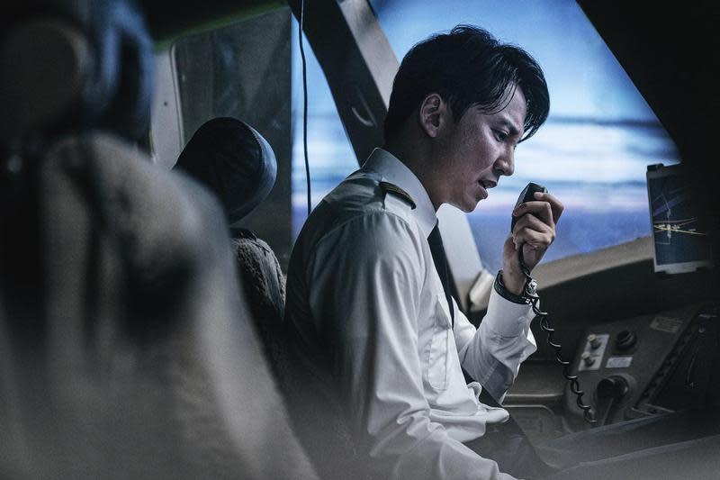 金南佶曾在電影《緊急迫降》飾演機長，也讓他對飛機更加了解。（車庫娛樂提供）