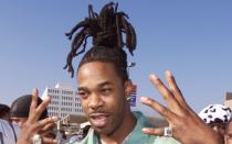 Die Palme unter den Rappern: Busta Rhymes, in den 90-ern und 2000-ern noch mit Dreadlocks unterwegs, fand seinerzeit eine ebenso praktische wie auffällige Lösung, um seine Haare zu verstauen. (Bild: Kevin Winter / Imagedirect / Getty Images)