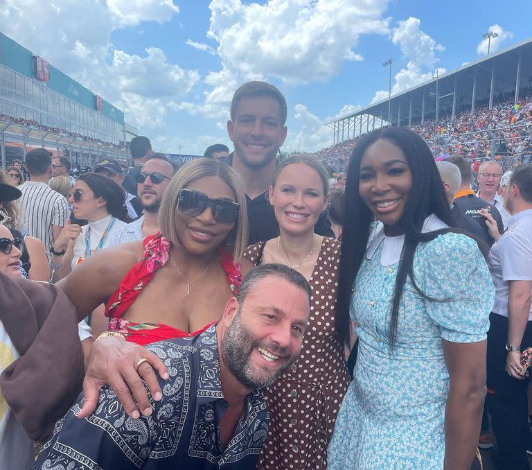 Serena y Venus Williams junto a Caroline Wozniacki en el Gran Premio de Miami de la Fórmula 1.