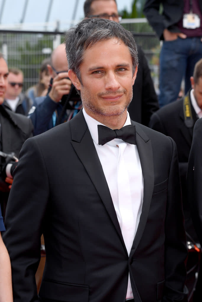 Gael Garcia Bernal a respecté le dress code traditionnel cannois… Même en plein après-midi, il a revêtu le smoking pour assister à la projection de It Must Be Heaven dans lequel il joue. Élégant de jour comme de nuit !