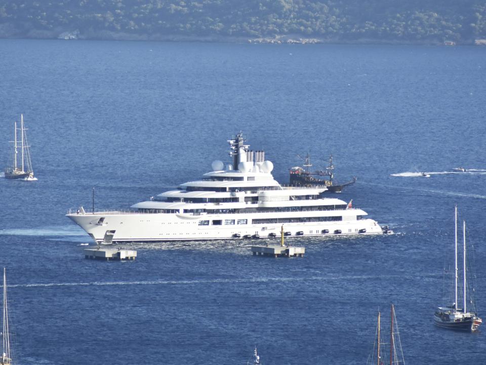 Die Superyacht Scheherazade verfügt über sechs Etagen, zwei Hubschrauberlandeplätze, einen Swimmingpool, einen Wellnessbereich und einen Schönheitssalon. - Copyright: Osman Uras/Anadolu Agency via Getty Images