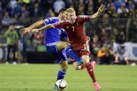 Belgium's Kevin De Bruyne (R) fights for the ball against Bosnia's Sead Kolasinac during their Euro 2016 qualifying soccer match in Brussels, Belgium September 3, 2015. REUTERS/Eric Vidal