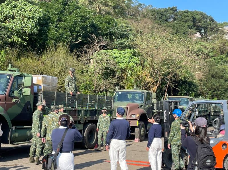 ▲國防部派遣國軍支援駐台北土耳其貿易辦事處運送國人愛心物資至桃園國際機場。（圖／外交部提供）