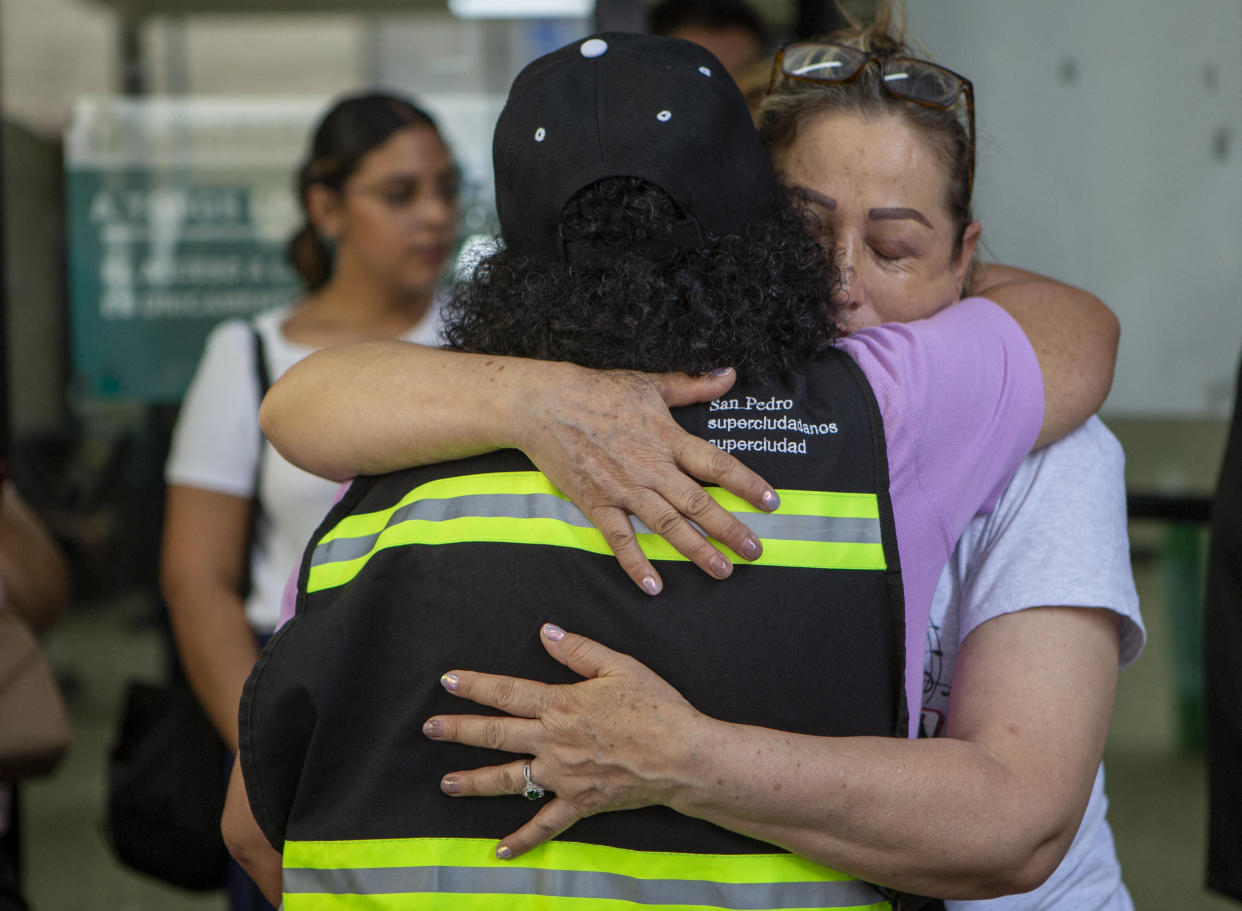 México: familiares de afectados por caída de templete en evento de Movimiento Ciudadano. (Julio Cesar AGUILAR / AFP)