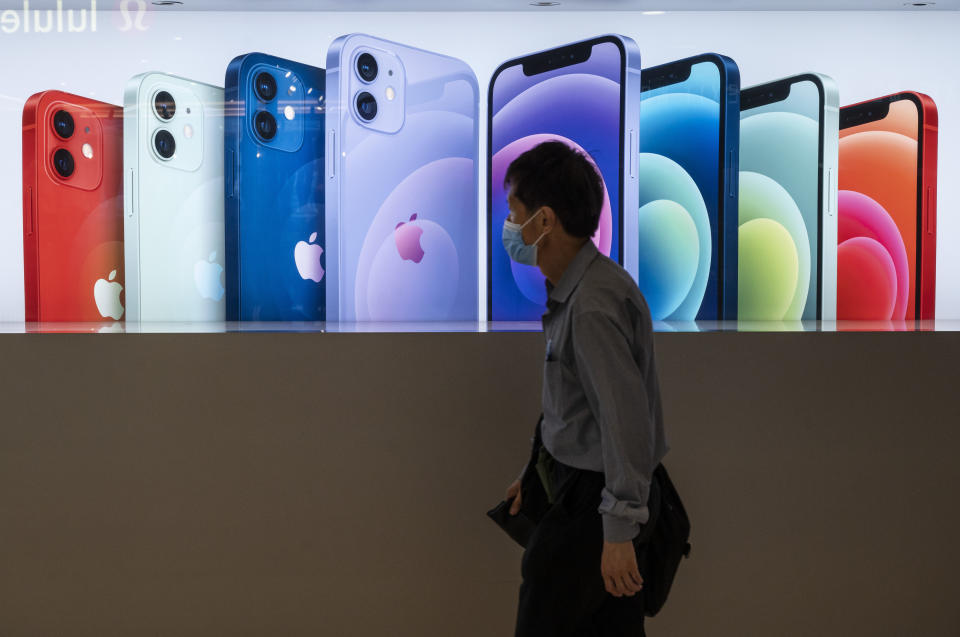 El año pasado, el iPhone 12 recibió un nuevo diseño, agregó redes inalámbricas 5G y actualizó el hardware de la cámara (Foto: Budrul Chukrut/SOPA Images/LightRocket via Getty Images)