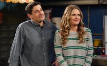 Auch mit seiner jüngsten Serienhauptrolle hatte Jason Biggs wenig Glück: Die Comedy-Serie "Outmatched" (Bild, mit Maggie Lawson), in der er einen "normalen" Familienvater mit hochintelligenten Kindern spielt, wurde vom US-Sender Fox nach einer Staffel wieder abgesetzt. (Bild: ©2020 FOX MEDIA LLC./FOX)