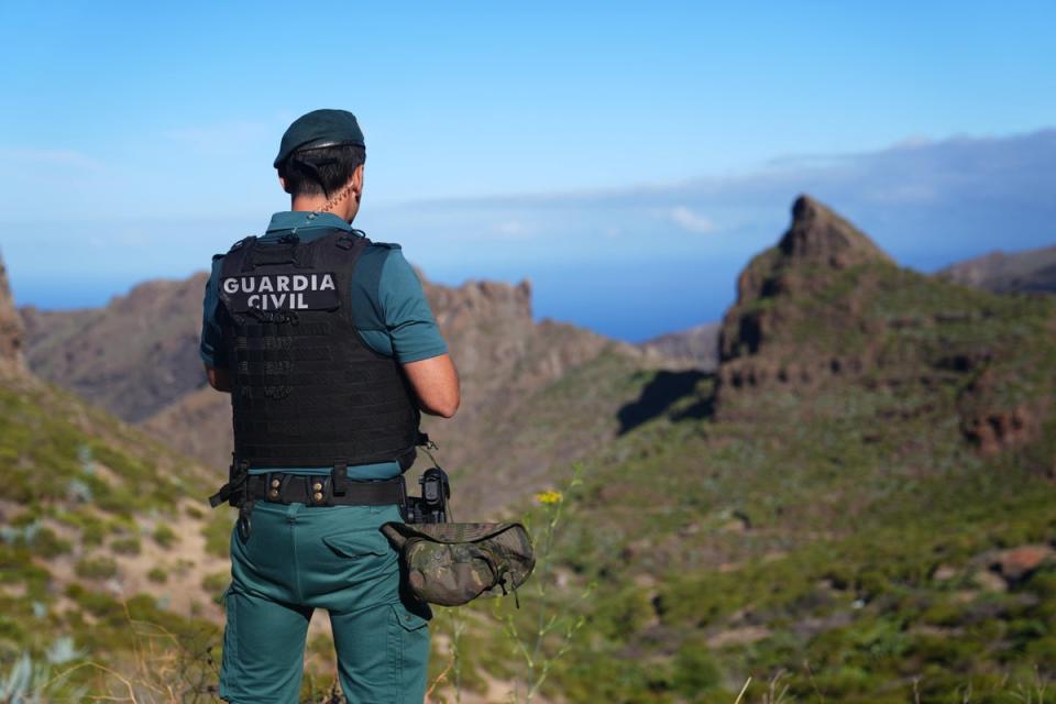 Un agente de policía español observa el pueblo de Masca, Tenerife, durante la búsqueda de  Slater (PA Wire)