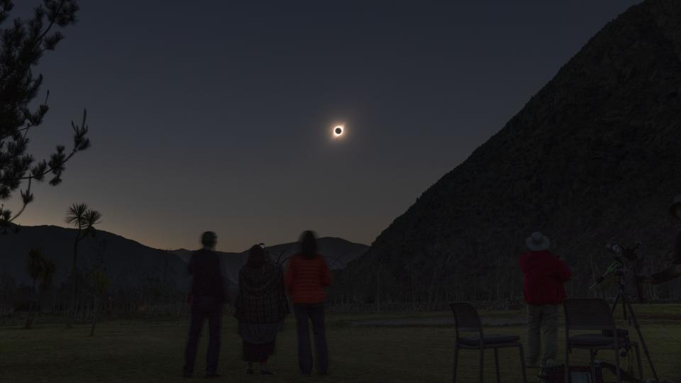 People watch the total solar eclipse from El Molle, Chile, on July 2, 2019. - Tens of thousands of tourists braced Tuesday for a rare total solar eclipse that was expected to turn day into night along a large swath of Latin America's southern cone, including much of Chile and Argentina.