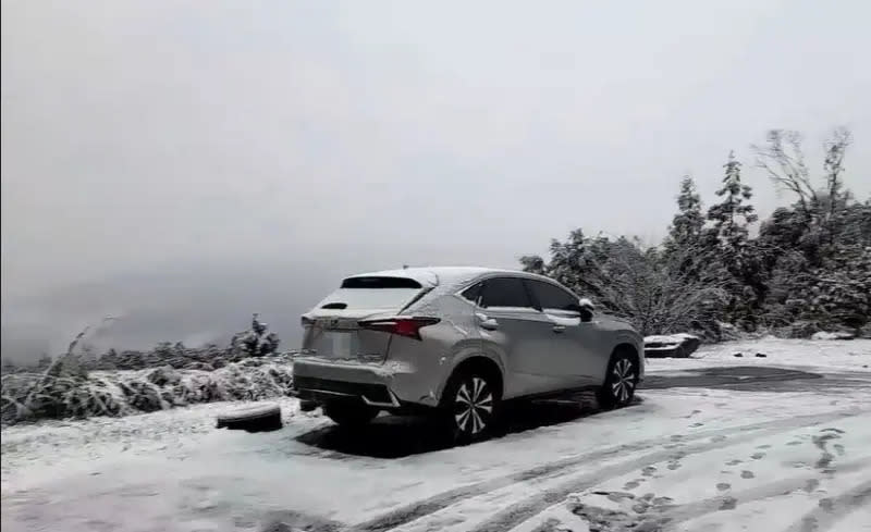 ▲烏來山區的967高地下起雪來，停放的車輛被白雪覆蓋，附近空地也布滿白雪，變身為銀白世界。（圖 ／新店警分局提供）