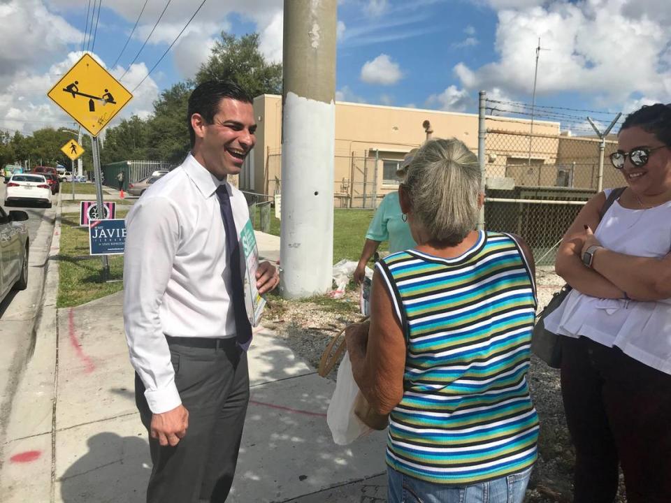 El alcalde de Miami, Francis Suárez, salta de precinto en precinto el martes 6 de noviembre de 2018, alentando a los votantes a decir sí a las tres preguntas de la boleta electoral, incluida la suya propia