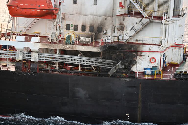 El barco estadounidense Genco Picardy, que fue atacado por drones lanzados por los rebeldes hutíes de Yemen, en el Golfo de Adén, el 18 de enero de 2024. Foto proveida por la Armada de la India. (Armada de la India via AP)