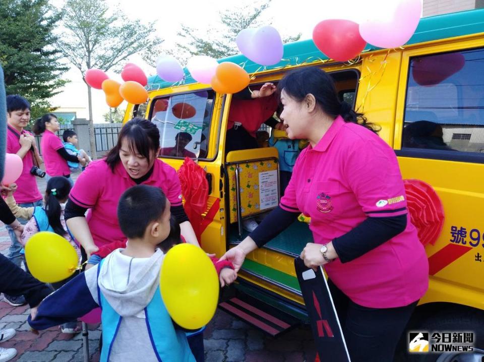 ▲感謝陳燦勳捐贈遲緩兒早療幼童專車，讓慢飛天使的孩子走出家裡接受早療服務。（圖／記者洪佳伶攝 , 2018.01.02）