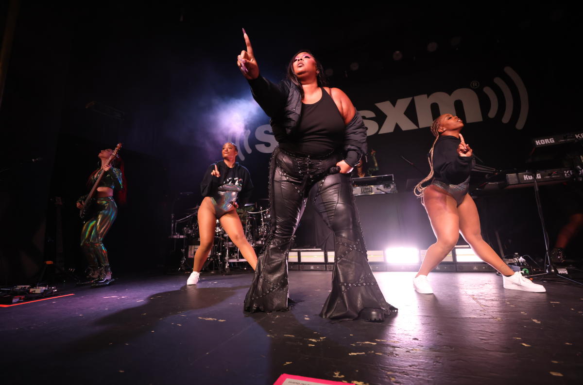 Lizzo Tears up During 'Special Tour' Hometown Return to Detroit - Yahoo  Sports