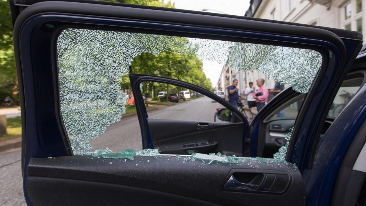 Kommt bei Krawallen eine Autoscheibe zu Bruch, übernimmt eine Teilkaskoversicherung den Schaden. Foto: Friso Gentsch