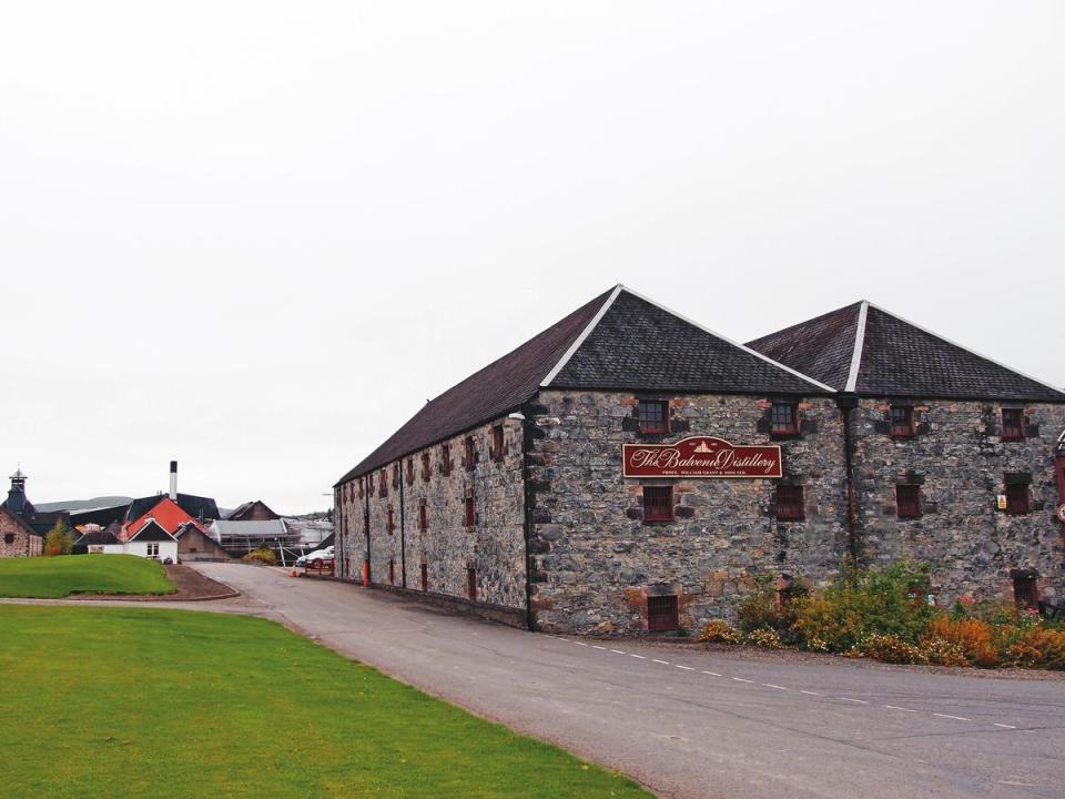 百富酒廠在斯貝賽區的Dufftown，鄰近兄弟酒廠格蘭菲迪。