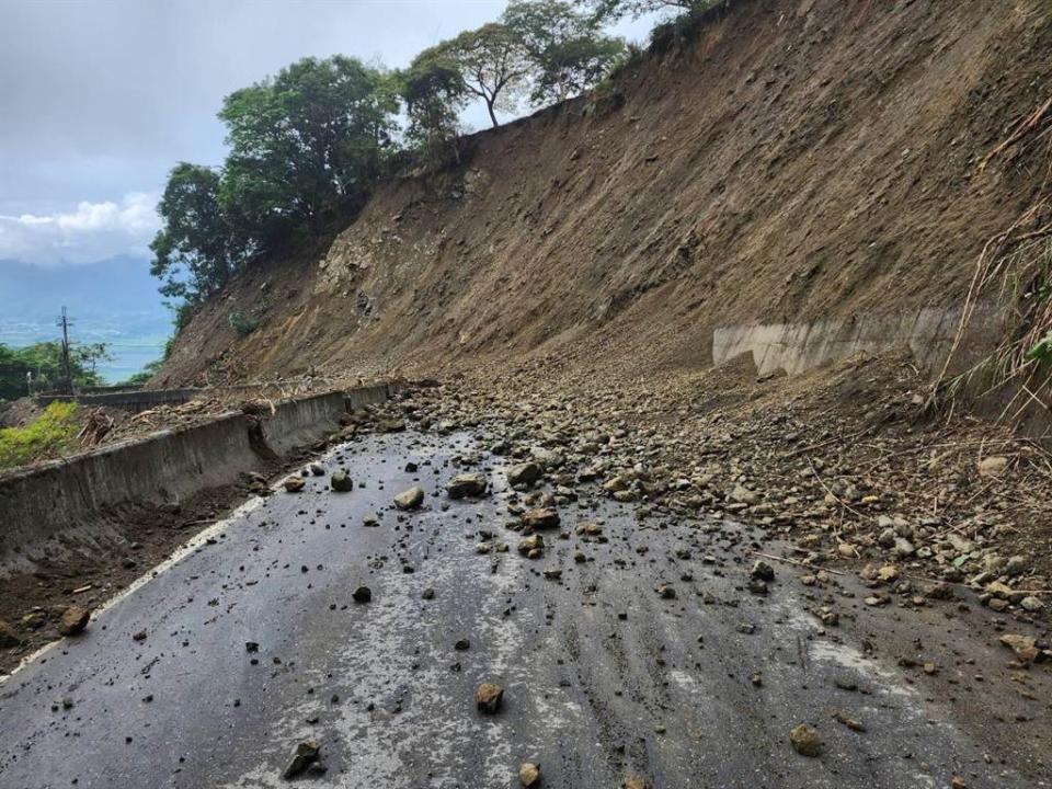 今天一早赤科山6.75公里處又發生第3次崩塌，且仍有崩塌可能，玉里鎮公所正評估雙十連假是否能夠開放通行。   圖：玉里鎮公所/提供（資料照）