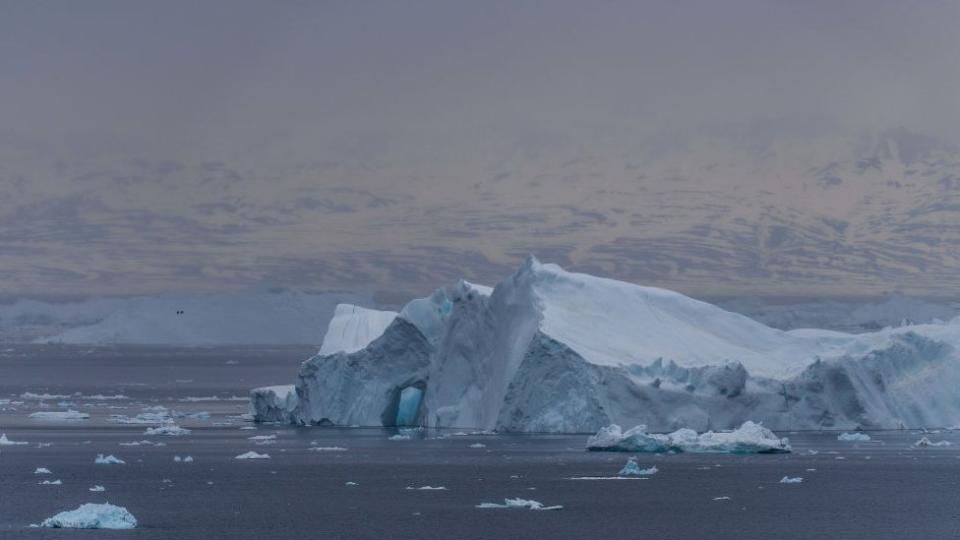 Desprendimiento de hielo ártico