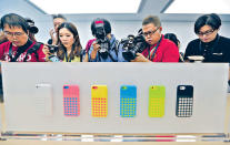 於中國發布會上，不少傳媒都對場中展示的新iPhone感興趣。（路透社）