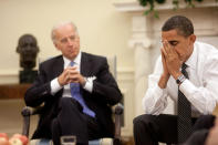 Cette photo du dépliant de la Maison-Blanche montre le président des États-Unis, Barack Obama, et le Vice-président Joe Biden, dans le Bureau ovale de la Maison-Blanche, lors du briefing économique quotidien du président, le 30 juillet 2009. Photo officielle de la Maison-Blanche par Pete Souza. (Les crédits photographiques doivent indiquer : Pete SOUZA/AFP via Getty Images)