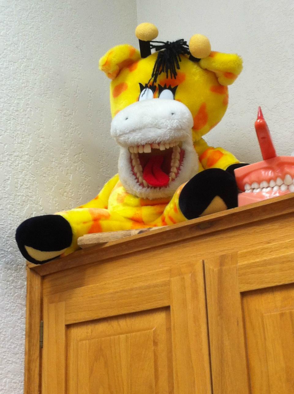 <p><span>Jeder hat diese Zahntiere vermutlich schon mal im Wartezimmer beim Zahnarzt gesehen. Kinder können so spielerisch lernen, wie man Zähne putzt. Zugegeben, eine Giraffe mit strahlendem Gebiss ist gewöhnungsbedürftig, aber das wird wohl schon das Schlimmste sein. (Foto: Reddit, SteppeKahn)</span> </p>