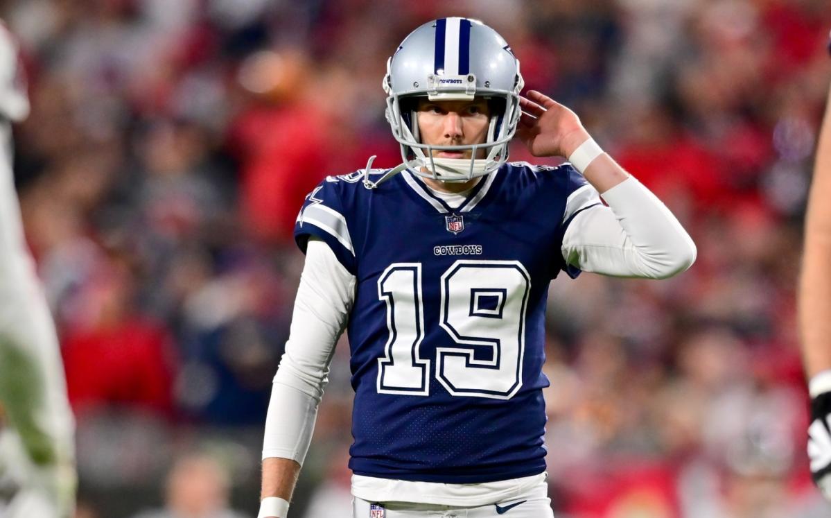 Cowboys kicker misses 5th playoff PAT, makes 2 FGs