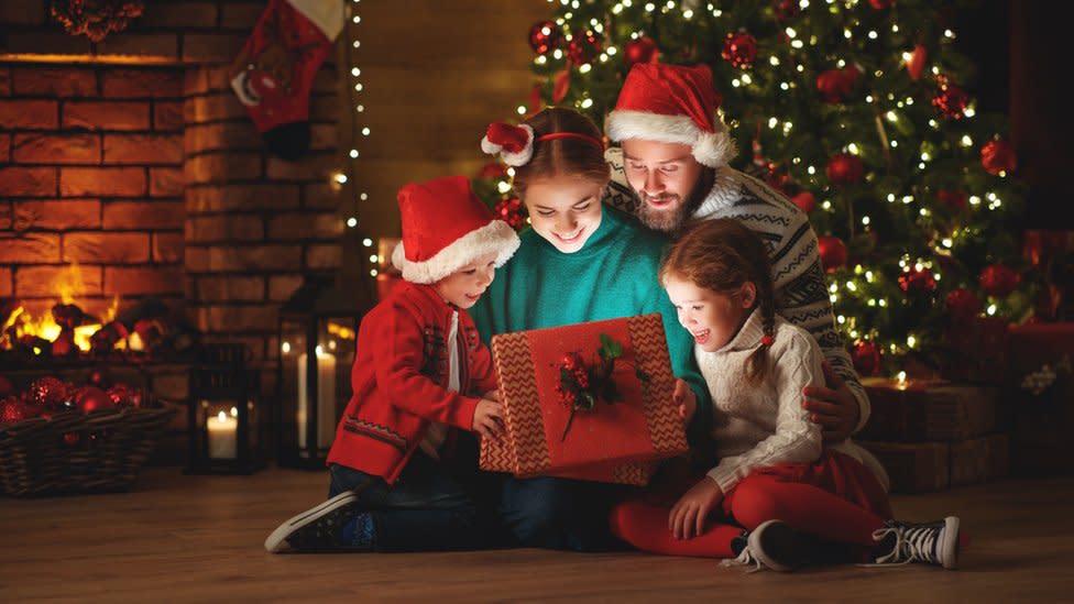 Familia celebrando Navidad