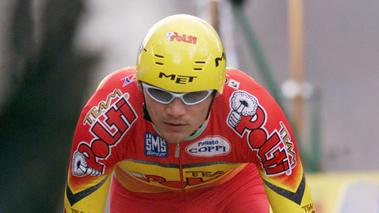  le coureur franÃ§ais Richard Virenque, de l'Ã©quipe polti, est en action, le 05 mars 2000 Ã  Paris, lors de la premiÃ¨re Ã©tape du Paris-Nice, un contre-la-montre de 7,9 km au bois de Vincennes et termine avec plus de 40 secondes sur le vainqueur, le FranÃ§ais Laurent Brochard.

French rider Richard Virenque of the Polti team in action in the 7,9 kilometer time trial prologue in the Paris-Nice cycling classic held in Vincennes, southeast Paris 05 March 2000. Virenque finished 43th and fellowcitizen Laurent Brochard carried off the event. 
AFP (Photo by PATRICK KOVARIK / AFP)        (Photo credit should read PATRICK KOVARIK/AFP via Getty Images) 