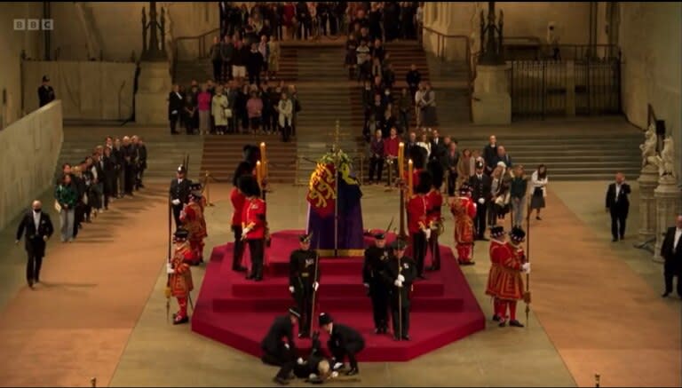 El momento en el que un guardia se desploma durante el velatorio de la reina Isabel II