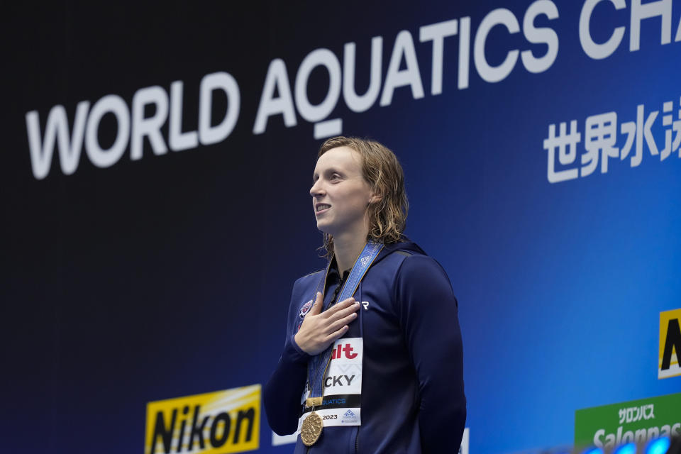 Katie Ledecky en el podio tras ganar los 1.500 metros libre en el Mundial de natación, el martes 25 de julio de 2023, en Fukuoka, Japón. (AP Foto/Eugene Hoshiko)