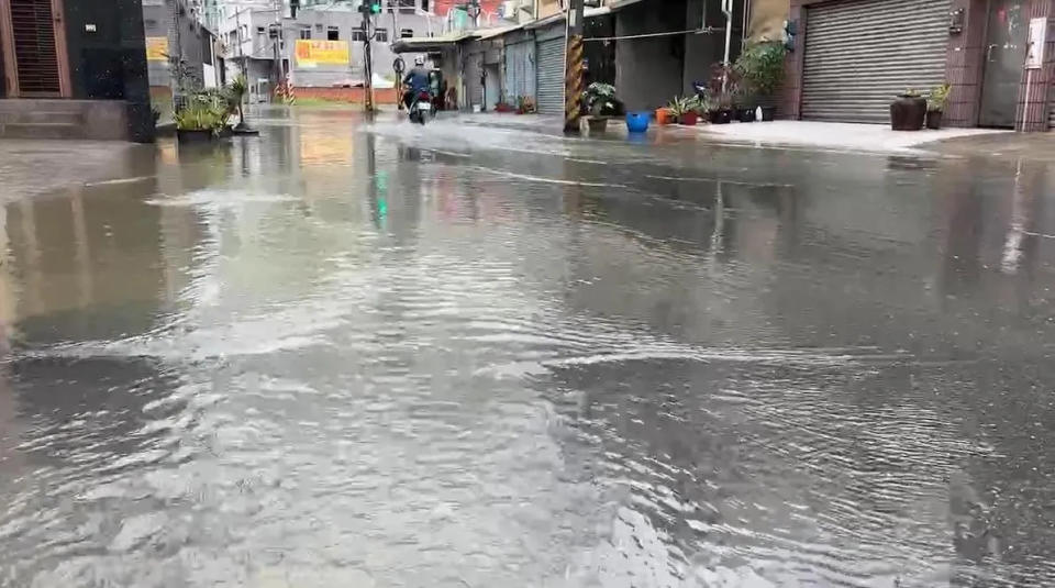 雨彈狂炸，台南市仁德區列為二級淹水警戒區。（圖／中天新聞）