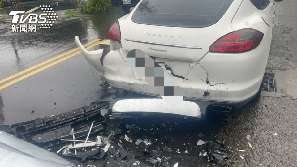 保時捷Panamera轎車已經停下來卻遭追撞。（圖片來源／TVBS）