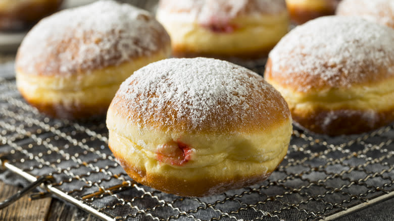 pączki on cooling rack