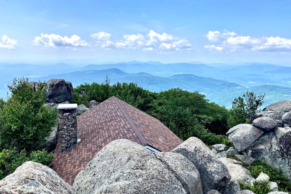 A view of the Blue Ridge mountains overlooking a mountain top cabin