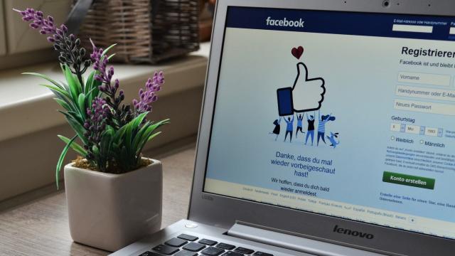 Auf einem Laptop ist die Social-Media-Seite Facebook von Meta ge&#xf6;ffnet