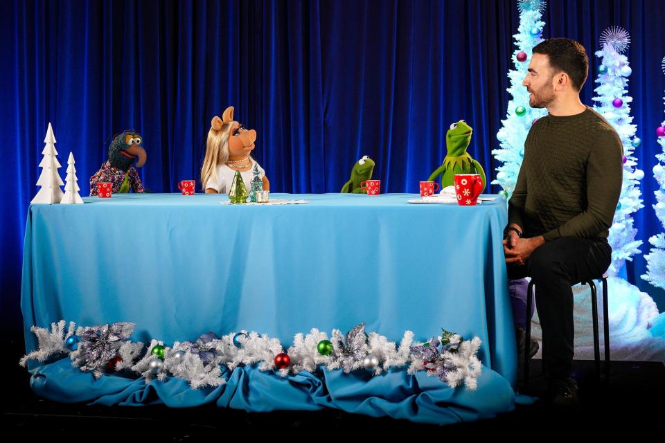 Brett Goldstein and the Muppets
