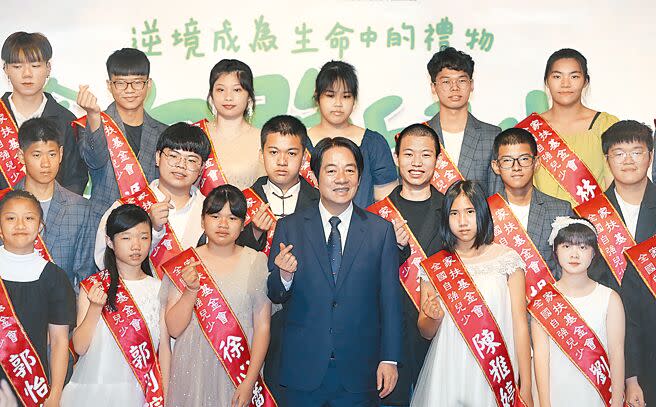 面對2024立委選舉，兼任民進黨主席的副總統賴清德（前中）所提「誠信條款」受到黨內同志挑戰。圖為賴19日出席家扶基金會全國自強兒少表揚活動。（陳君瑋攝）