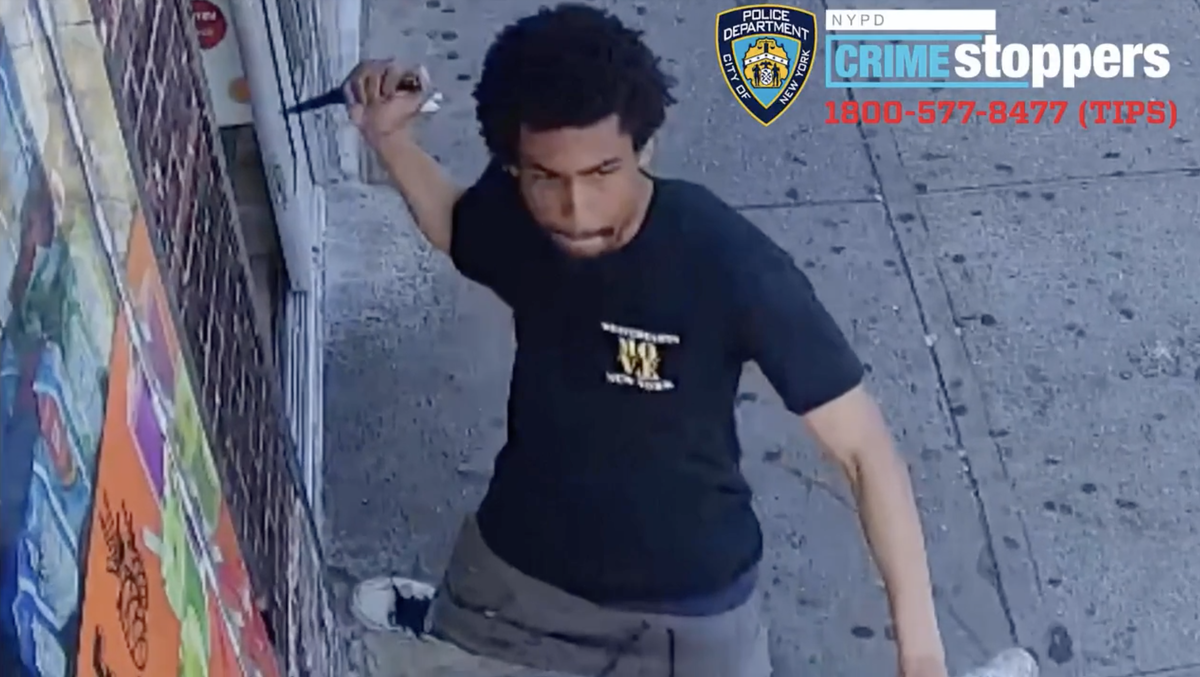 Police say this man, whom they’ve identified as Osie Lewis, stabbed a teenage girl as she entered a deli in Brooklyn (NYPD)