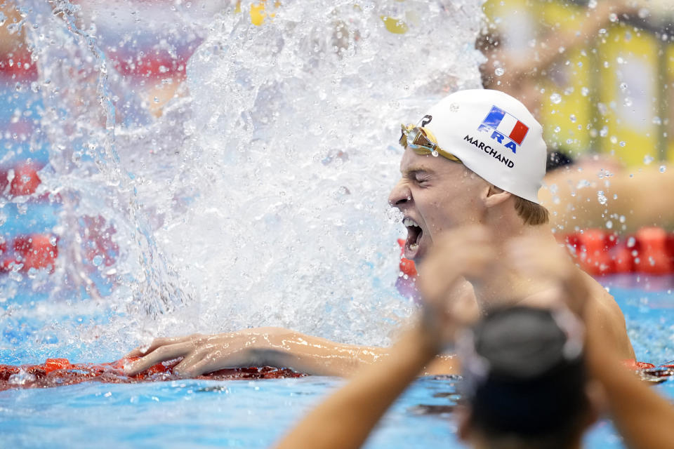 El francés Leon Marchand celebra tras ganar la final de los 400 metros combinados en el Mundial de natación en Fukuoka, Japón, el domingo 23 de julio de 2023. (AP Foto/Eugene Hoshiko)